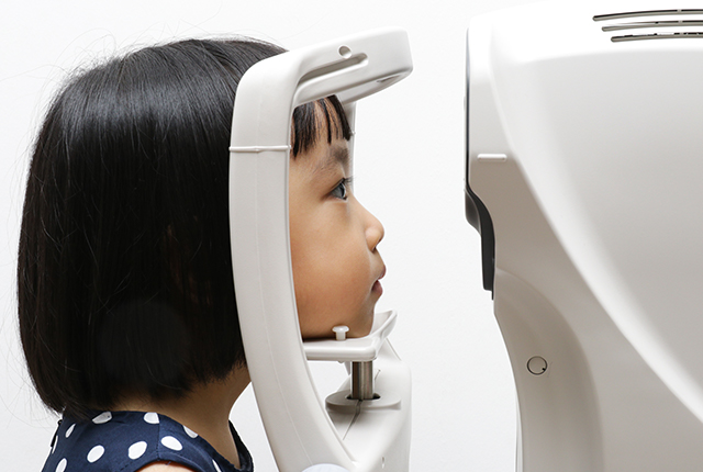眼の検査をしている子供